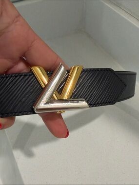 Louis Vuitton Leather Belt with Two-Tone Metal Buckle. Size 80